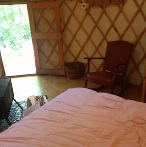 1 bedroom - Fiddlehead Farm Yurt (Duluth)