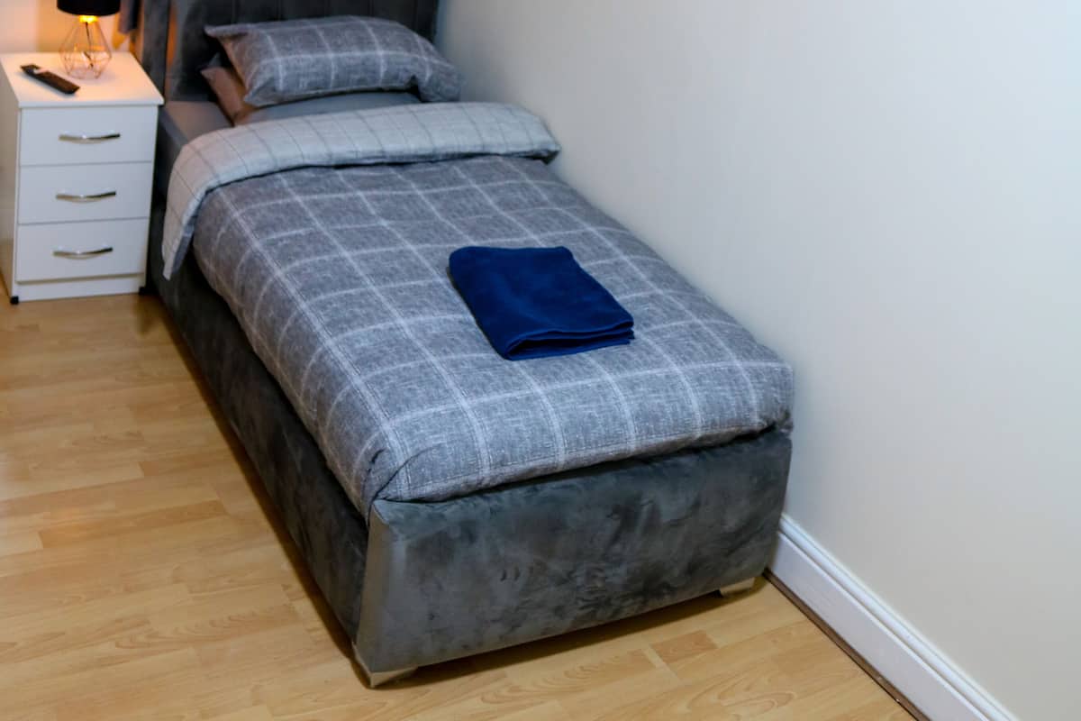 Exclusive Single Room | Laptop workspace, iron/ironing board, WiFi (free), bed sheets