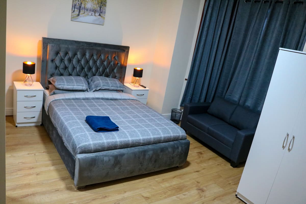 Executive Suite | Laptop workspace, iron/ironing board, WiFi (free), bed sheets