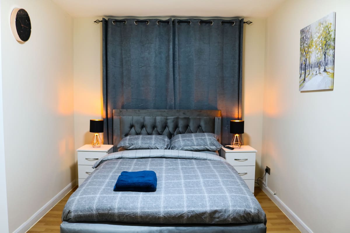 Premium Suite | Laptop workspace, iron/ironing board, WiFi (free), bed sheets
