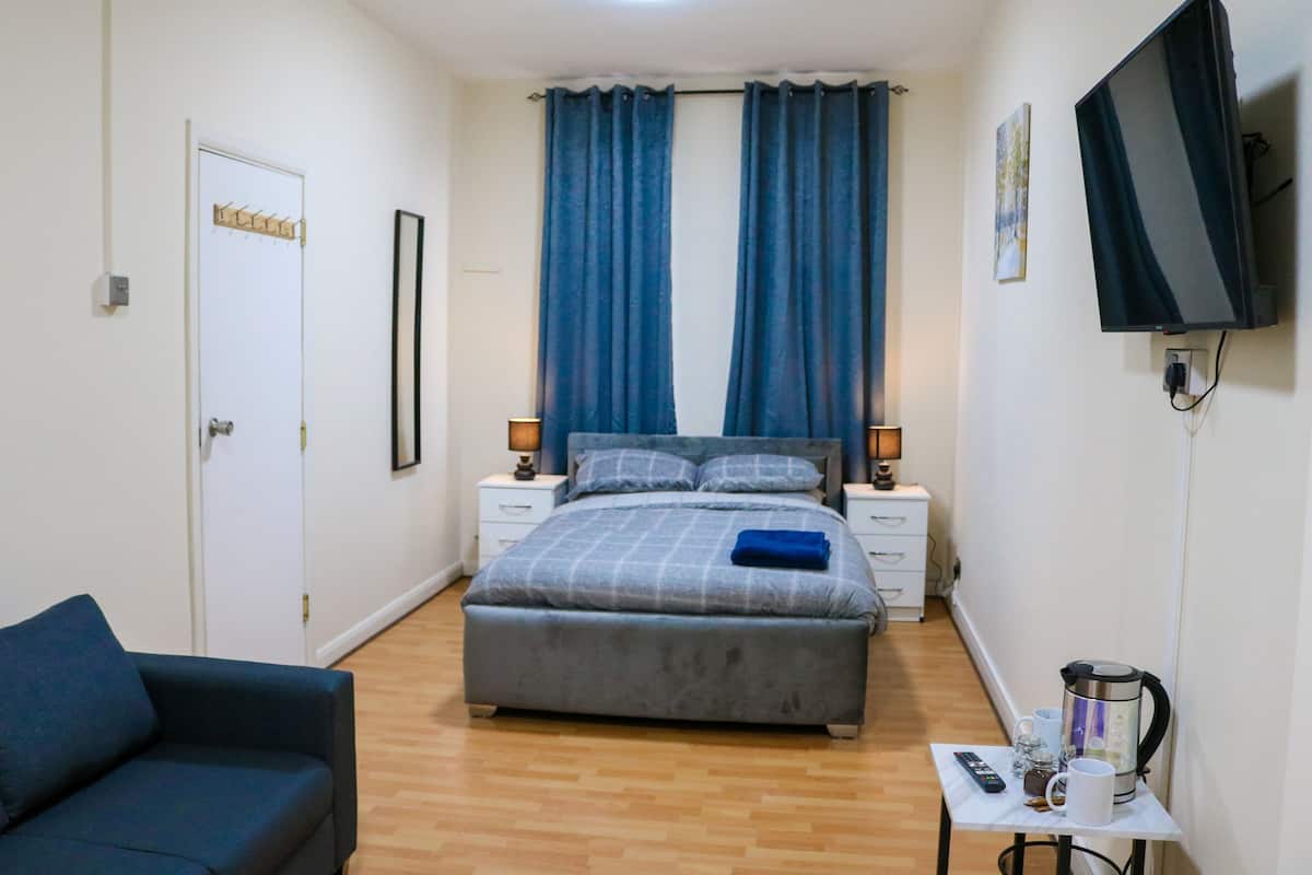 Premium Suite | 1 bedroom, laptop workspace, iron/ironing board, free WiFi