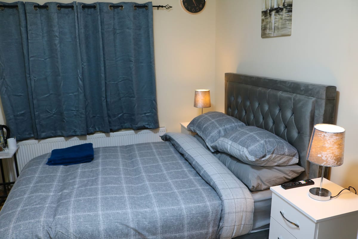 Standard Suite | Laptop workspace, iron/ironing board, WiFi (free), bed sheets