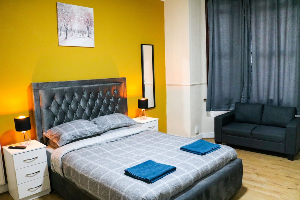Premium Room | Laptop workspace, iron/ironing board, WiFi (free), bed sheets
