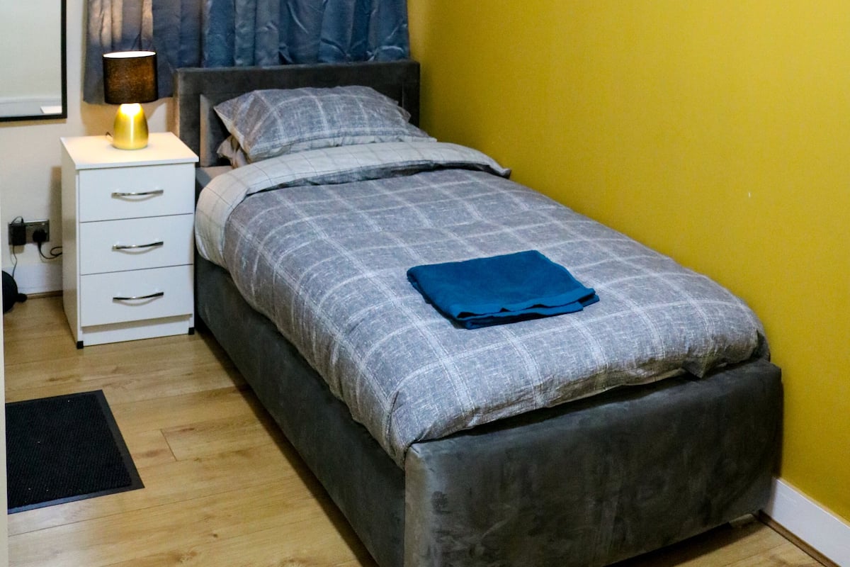 Economy Double Room | Laptop workspace, iron/ironing board, WiFi (free), bed sheets
