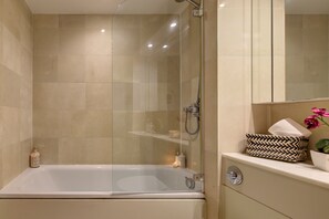 Hair dryer, towels, soap, shampoo - Spacious 2BR Flat with Parking in London! (London)