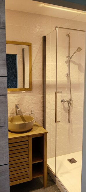 Dusche, Haartrockner, Handtücher, Seife