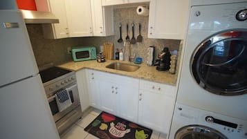 Frigorífico, microondas, horno y placa de cocina