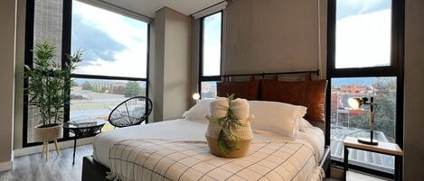 1 quarto, ferros/tábuas de passar roupa, roupa de cama