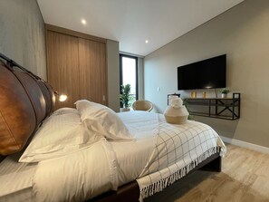 2 dormitorios, tabla de planchar con plancha, ropa de cama