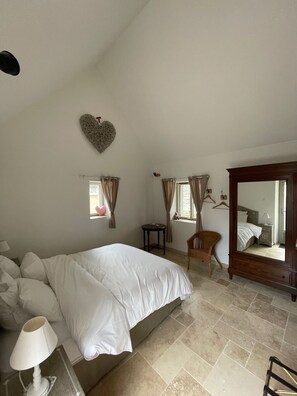 3 habitaciones, tabla de planchar con plancha y cuna de viaje 