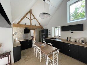 Geladeira, micro-ondas, fogão, cooktop