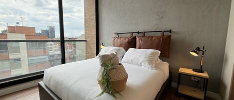 2 quartos, ferros/tábuas de passar roupa, roupa de cama