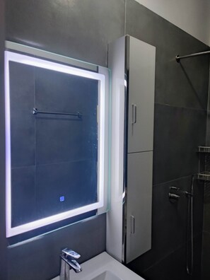 ヘアドライヤー、タオル、石鹸、トイレットペーパー