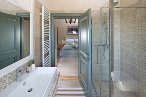 Shower, hair dryer, towels - Beautiful Villa with Private Pool (Ladici)