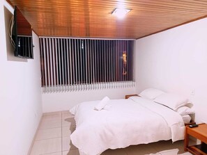 行政双人房 | 羽绒被、办公桌、笔记本电脑工作区、免费 WiFi