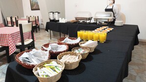 Un bufé de desayuno con una variedad de alimentos y bebidas.