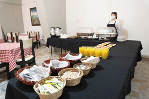 Desayuno con opciones de la cocina local incluido todos los días 