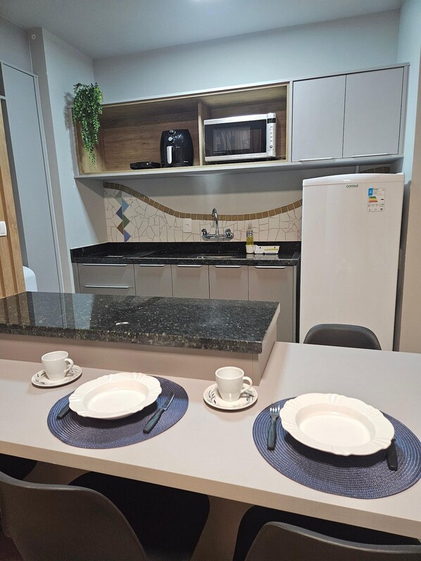 Departamento | Cocina privada | Refrigerador, microondas, licuadora y utensilios de cocina
