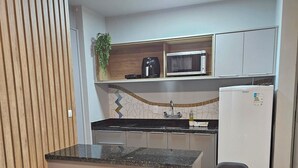A modern kitchen with a dining area. - Saint Sebastian Flat 716Duplex no Centro (Jaragua do Sul)