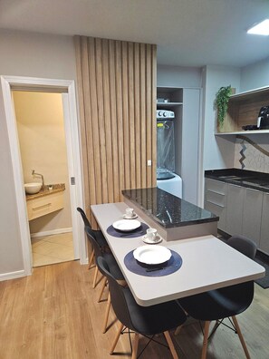 Departamento | Cocina privada | Refrigerador, microondas, licuadora y utensilios de cocina