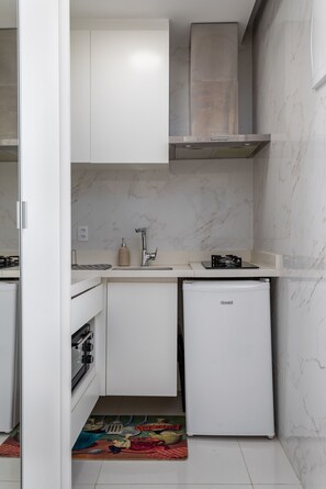 Kylskåp, mikrovågsugn, spishäll och kaffe- och tebryggare