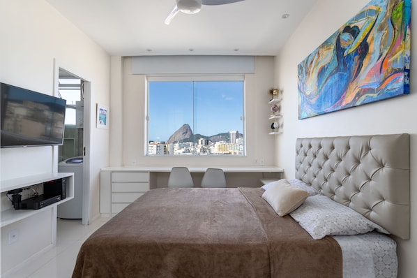 Skrivbord, strykjärn/strykbräda, wi-fi och sängkläder