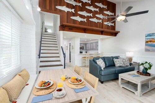 Updated/Resort StyleSleeps-8-Beach-5 min/Pool/Dining/pickle Ball-Prime location
