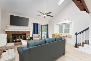 Smart-TV, Kamin, Bücher