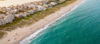 Updated/Resort StyleSleeps-8-Beach-5 min/Pool/Dining/pickle Ball-Prime location