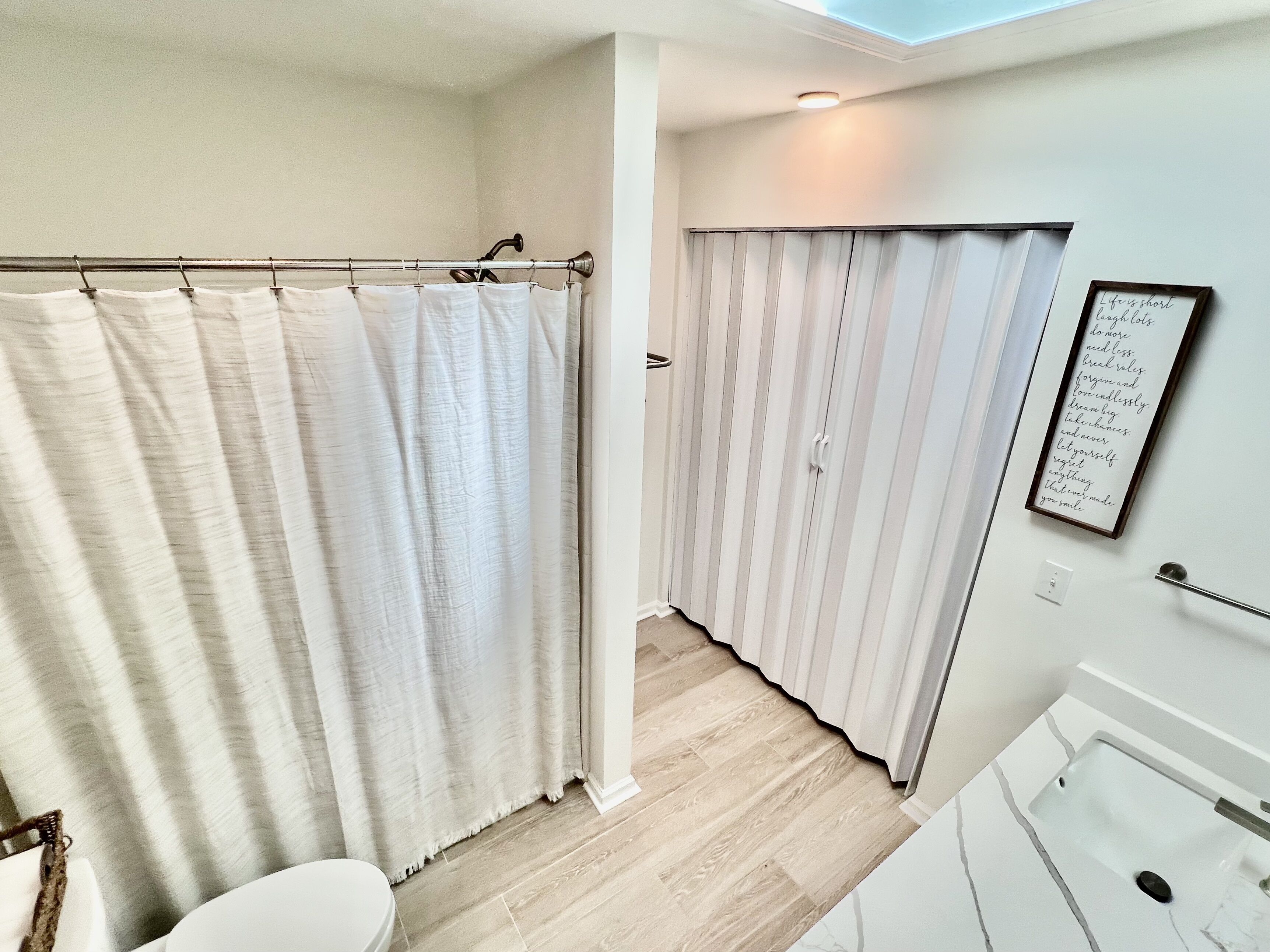 Douche, sèche-cheveux, serviettes fournies