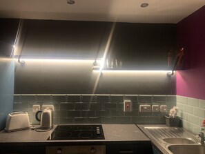 Private kitchen - Comfortable 1-bed Apartment in Liverpool Sleeps 4 (Liverpool)