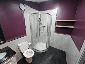 Apartment | Bathroom | Shower, towels, toilet paper - Comfortable 1-bed Apartment in Liverpool Sleeps 4 (Liverpool)