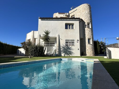 Large villa for 11 people with sea view and private pool!