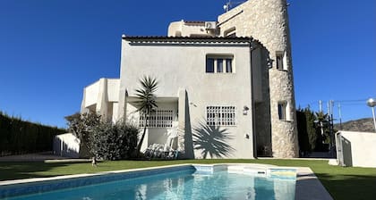 Large villa for 11 people with sea view and private pool!