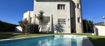 Large villa for 11 people with sea view and private pool!