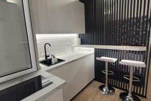 Kühlschrank, Herdplatte, Wasserkocher mit Kaffee-/Teezubehör