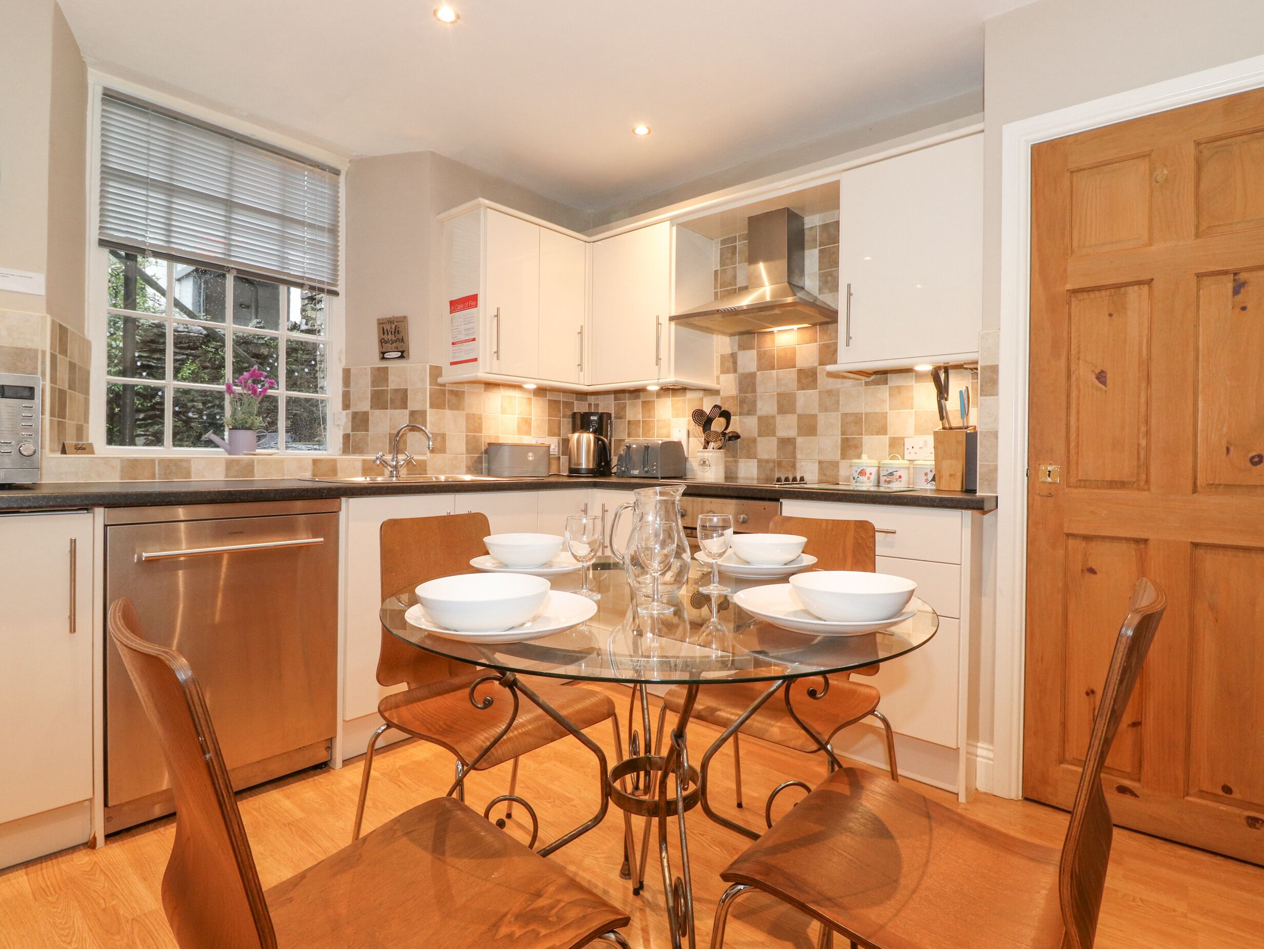 Cottage | Private kitchen | Dishwasher, electric kettle, cookware/dishes/utensils