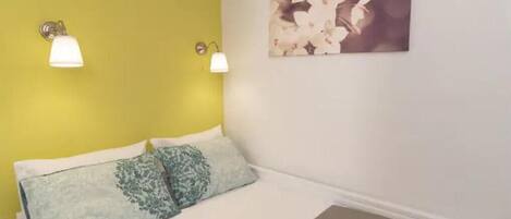 1 slaapkamer, een strijkplank/strijkijzer, gratis wifi, beddengoed