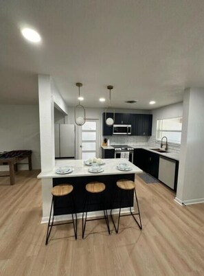 Fridge, microwave, stovetop, coffee/tea maker - The luxurious house has a 3 bedrooms and 3 bathrooms 
 (Clearwater)