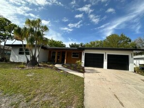 Exterior - The luxurious house has a 3 bedrooms and 3 bathrooms 
 (Clearwater)