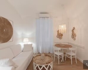 Luxury-Apartment | Wohnbereich | Flachbildfernseher