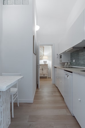 Stort kylskåp, mikrovågsugn, ugn och spishäll