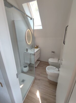 シャワー、ヘアドライヤー、ビデ、タオル