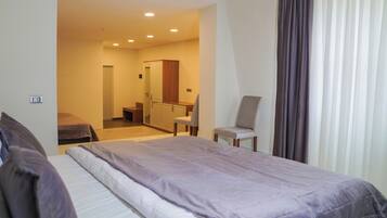 Family Quadruple Room | Premium bedding, Select Comfort beds, desk, laptop workspace