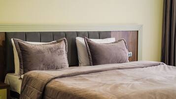 1 bedroom, premium bedding, Select Comfort beds, desk