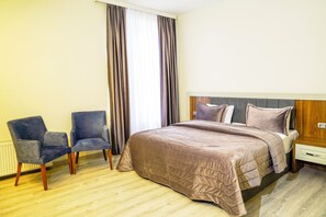 Standaard tweepersoonskamer, 1 kingsize bed | Luxe beddengoed, Select Comfort-bedden, een bureau, een laptopwerkplek