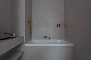 Hårføner, håndklær, såpe og sjampo