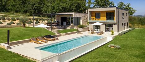 Et oppvarmet basseng