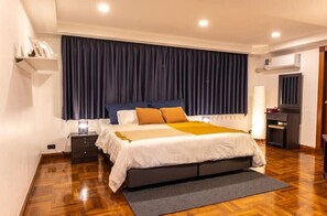 6 bedrooms - Rooftop Paradise & Koi Pond-6BR Hideaway@Icon Siam
 (Bangkok)