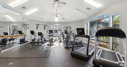 Stunning Design, 3 Bedrooms, Heated Pool, minutes to Open and Westworld
